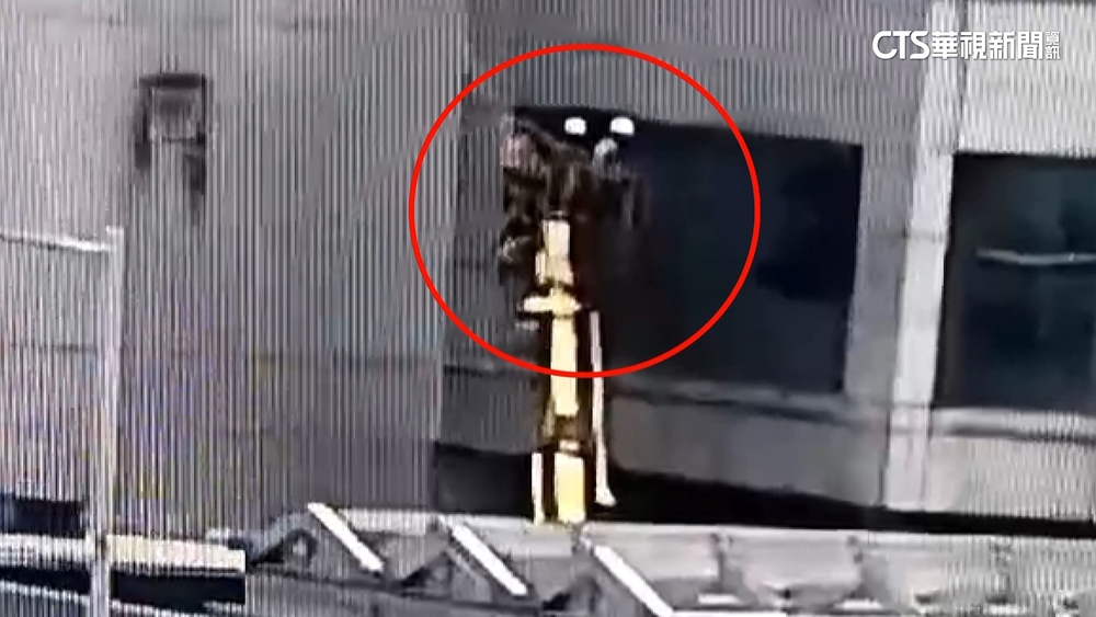 扯！　清洗車伸縮臂入侵軌道　桃機電車撞上破洞