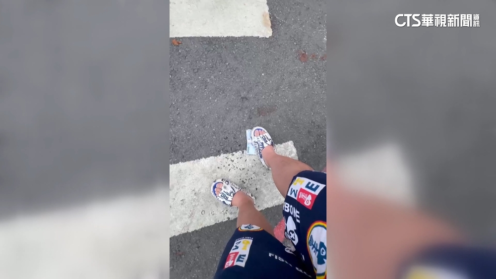 獨！　十萬斡旋金掉馬路　民眾腳踩百張大鈔報警