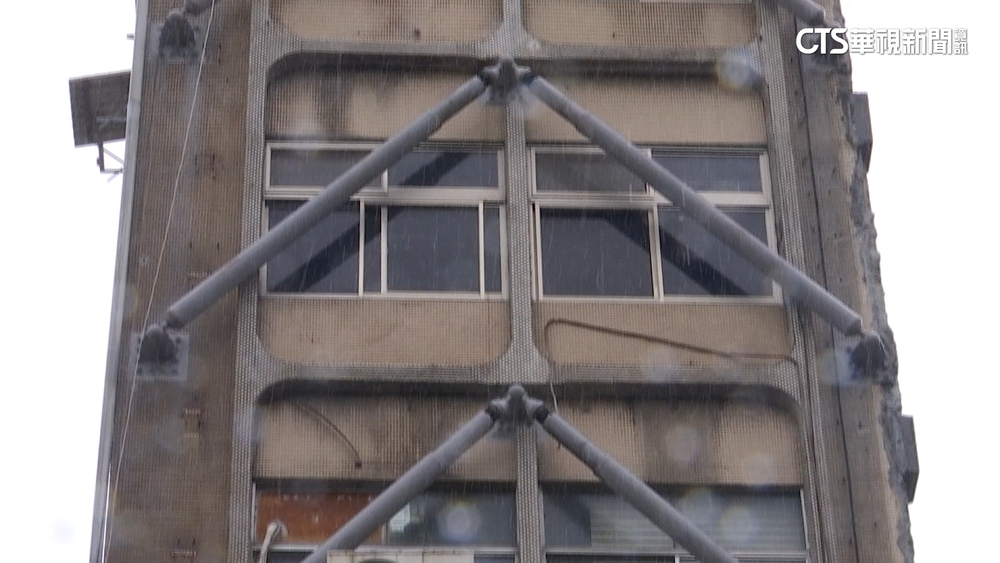 西門町60年大樓外牆裝倒V鋼架　專家：防震關鍵