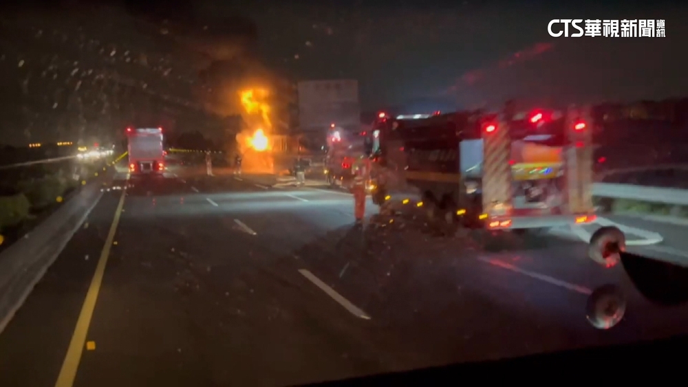 國道5車連撞！駕駛路肩查看　遭半聯結車追撞2死