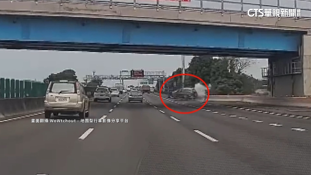 疑開車分心！國道3連撞害車翻2傷　後車冷靜閃過