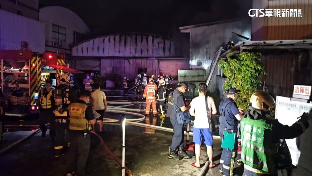 延燒上百坪！台中大雅紙類工廠大火　消防急灌救