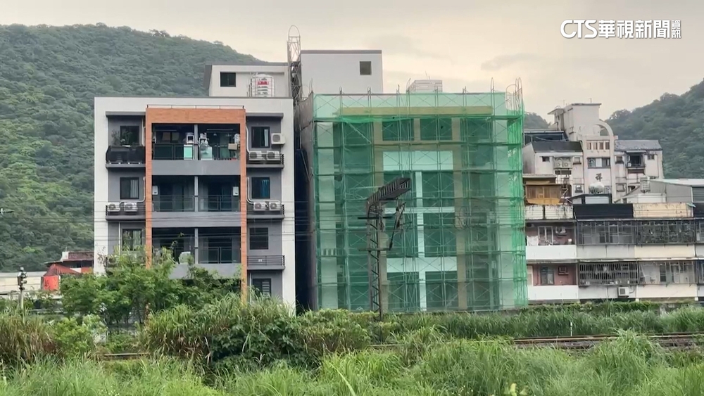 新家變比蕯斜塔！大樓傾斜住戶疑與新建案有關