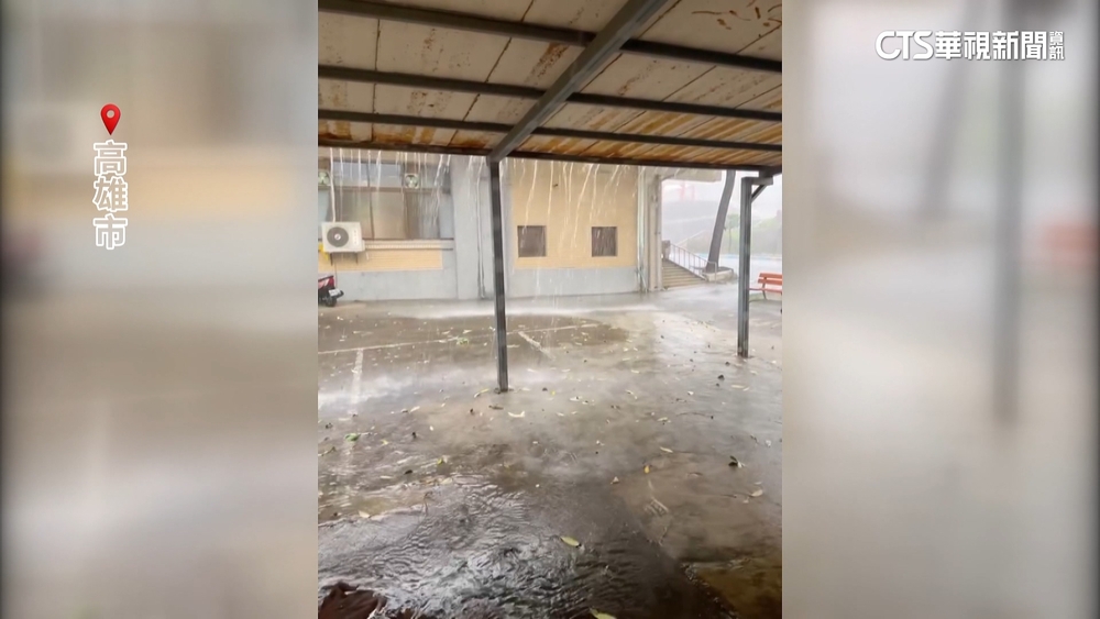 高雄狂風暴雨如颱風天　茄萣路牌.路樹.電桿倒