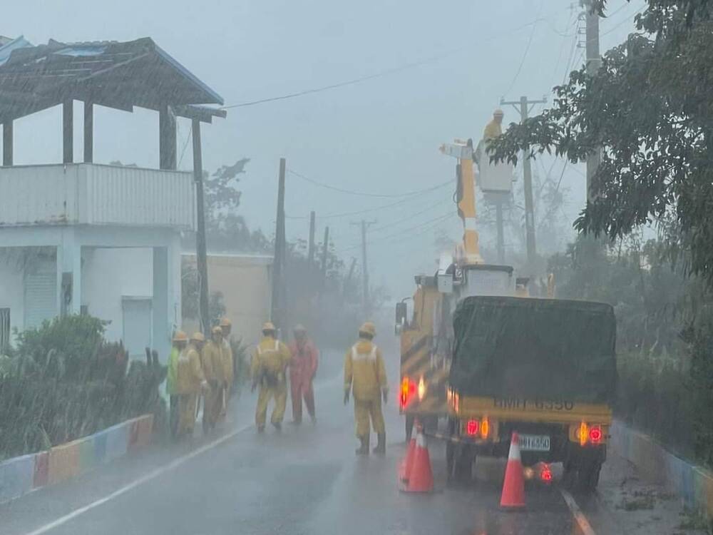 南部雷雨釀停電 台電：積極搶修，風雨情況影響復電時間