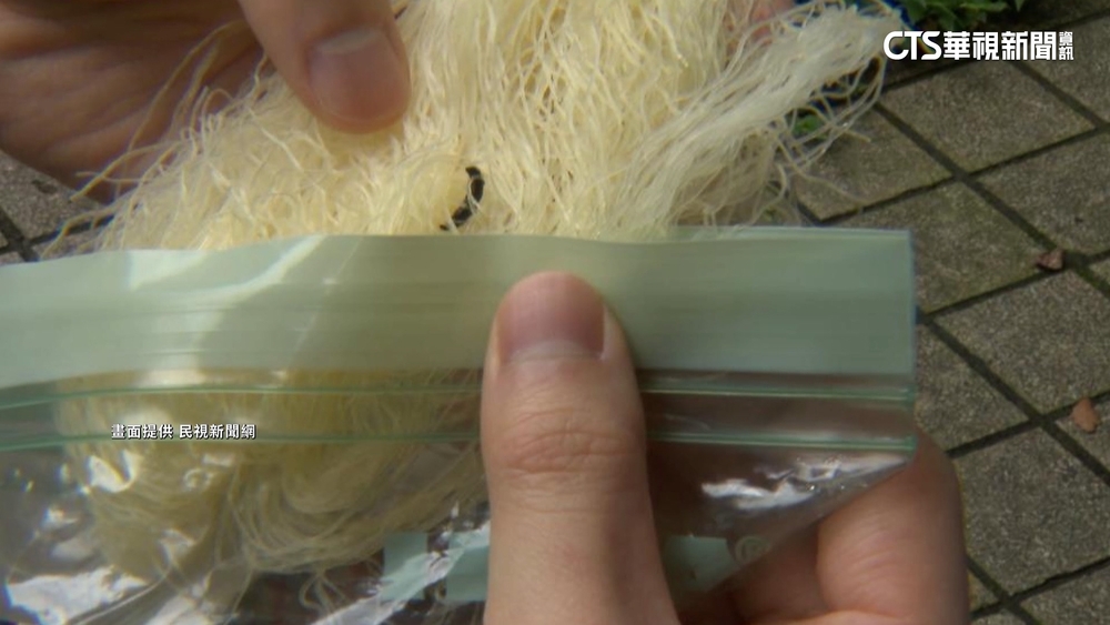 百年米粉廠食安出包　炊粉遭控藏「老鼠屎」.業者：異物疏失