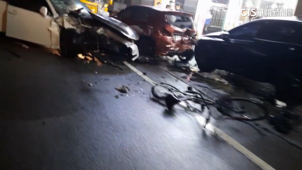 警局前過彎偏移撞7大小車　酒駕男當場被逮