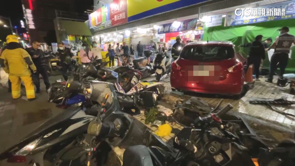 高雄轎車駕駛疑身體不適　衝撞近20機車6傷