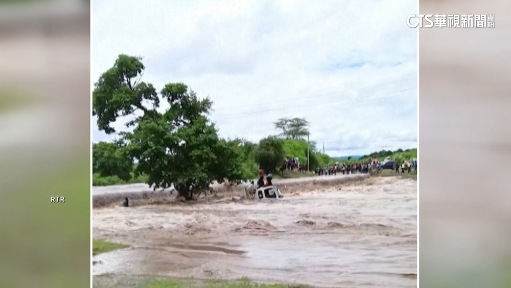 肯亞豪雨成災　卡車遭激流沖走乘客落水