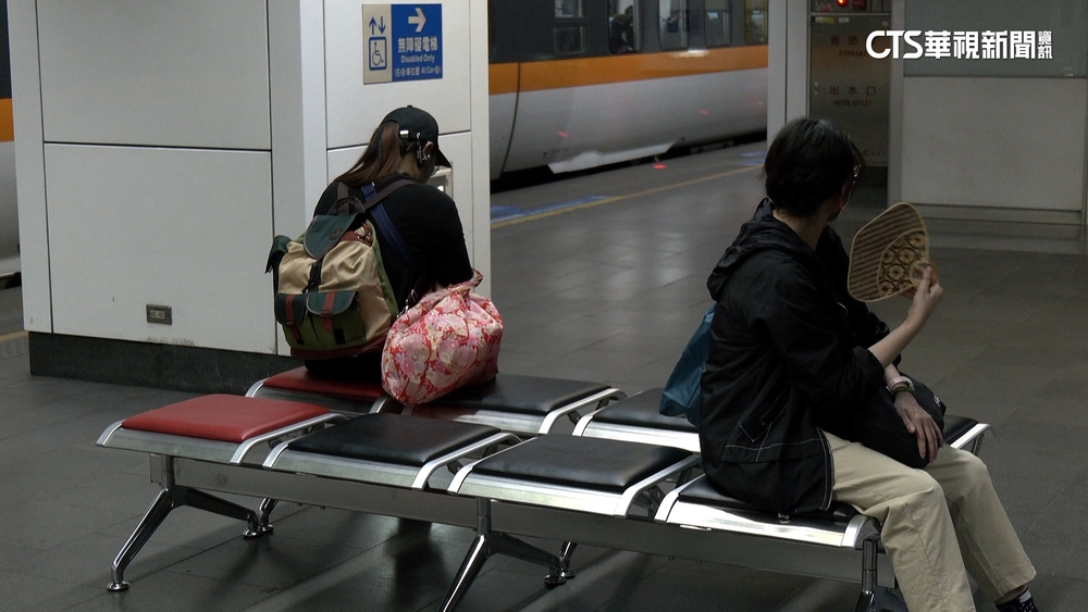 防落軌！　台鐵月台「座椅轉向」　網友批：影響動線