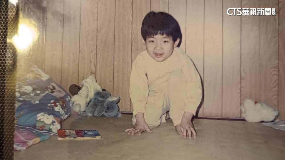 「1坪擠三人」攏是假？！　徐巧芯秀「童年照」反擊