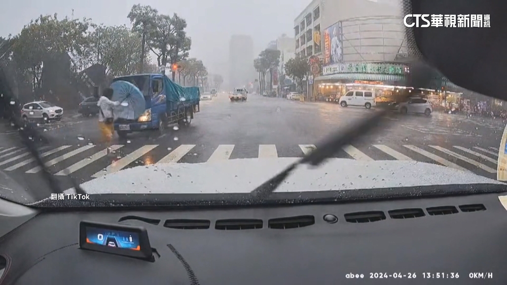 視線不佳！　貨車未注意行人險撞上　婦嚇拿傘阻擋