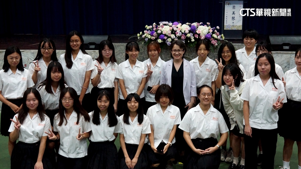 台南女中「榮譽校友」　蕭美琴穿校服.背書包圓夢