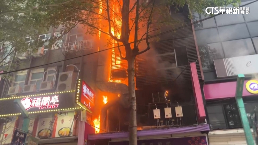 西門町「熊一燒肉」竄火　商圈濃煙密布幸無人傷
