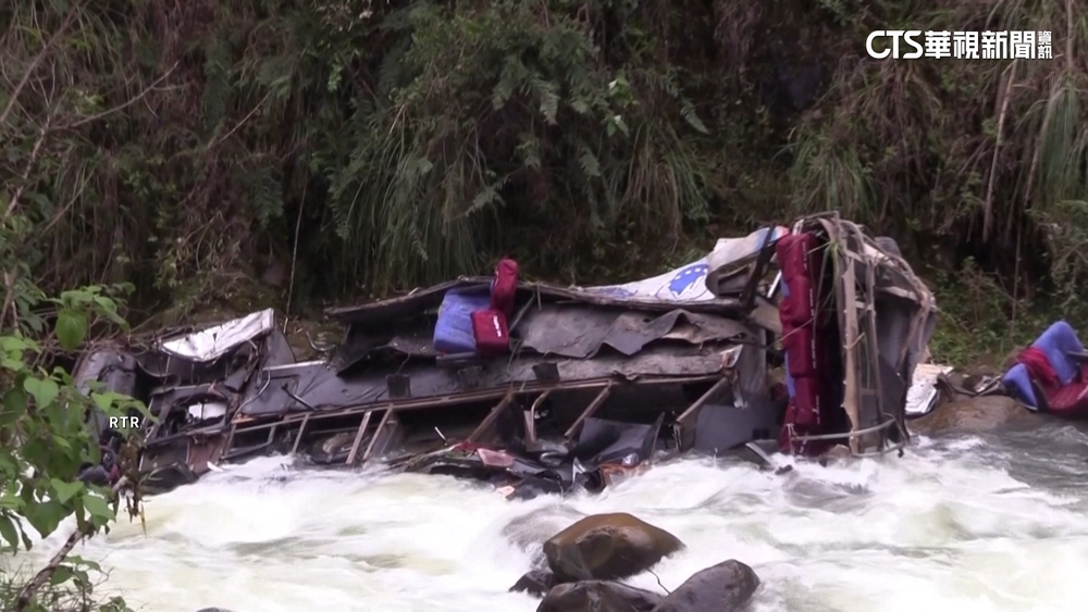 秘魯巴士山區翻覆墜谷　至少25死13傷