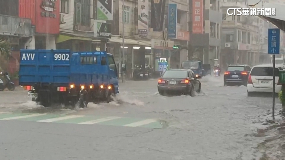 雷雨襲金門! 多條街淹成河 宮廟積大水