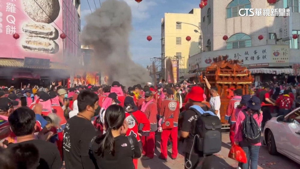 遶境放鞭炮引火怨「沒滅火器」　超商：提供水源