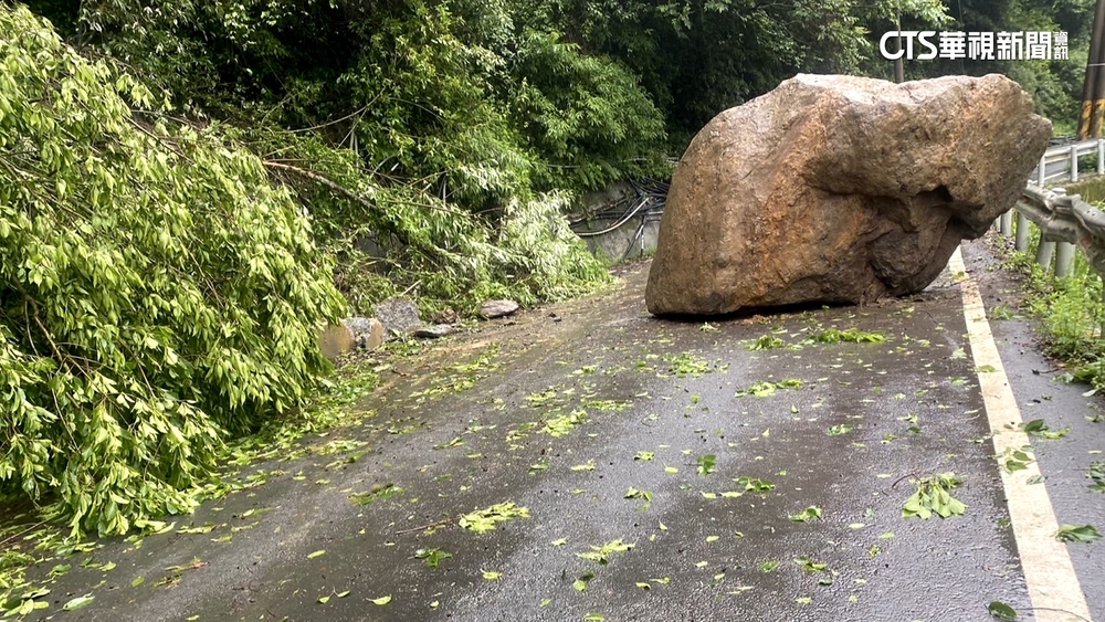 地震不斷　能高越嶺道天池人員目擊大小石塊掉落