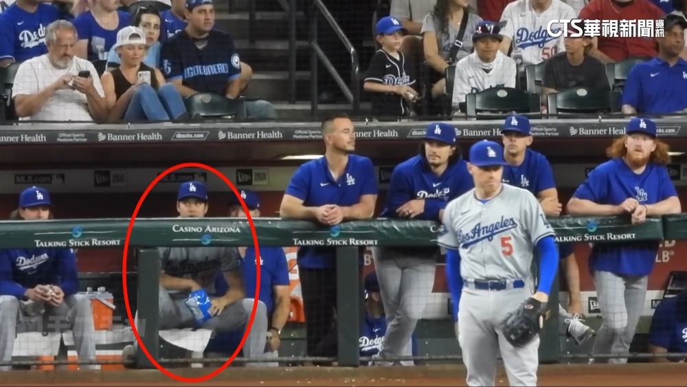 大谷本季首度休兵！　坐板凳嗑瓜看球好愜意