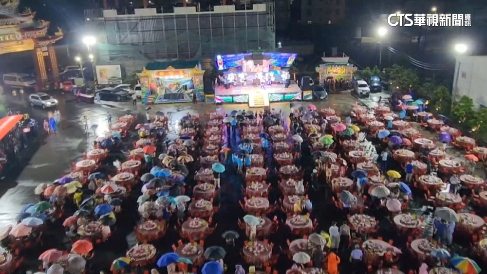 媽祖誕辰流水席大雨驟「淋」　民眾笑「遇水則發」
