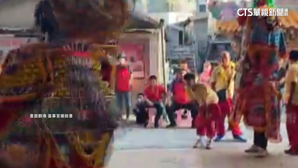 黑面三太子表演慘摔！　背10kg裝備旋轉表演難度高