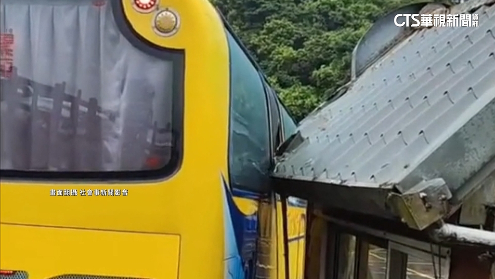 遊覽車卡九份收費亭！防「屋簷毀車」　司機籲：應倒退