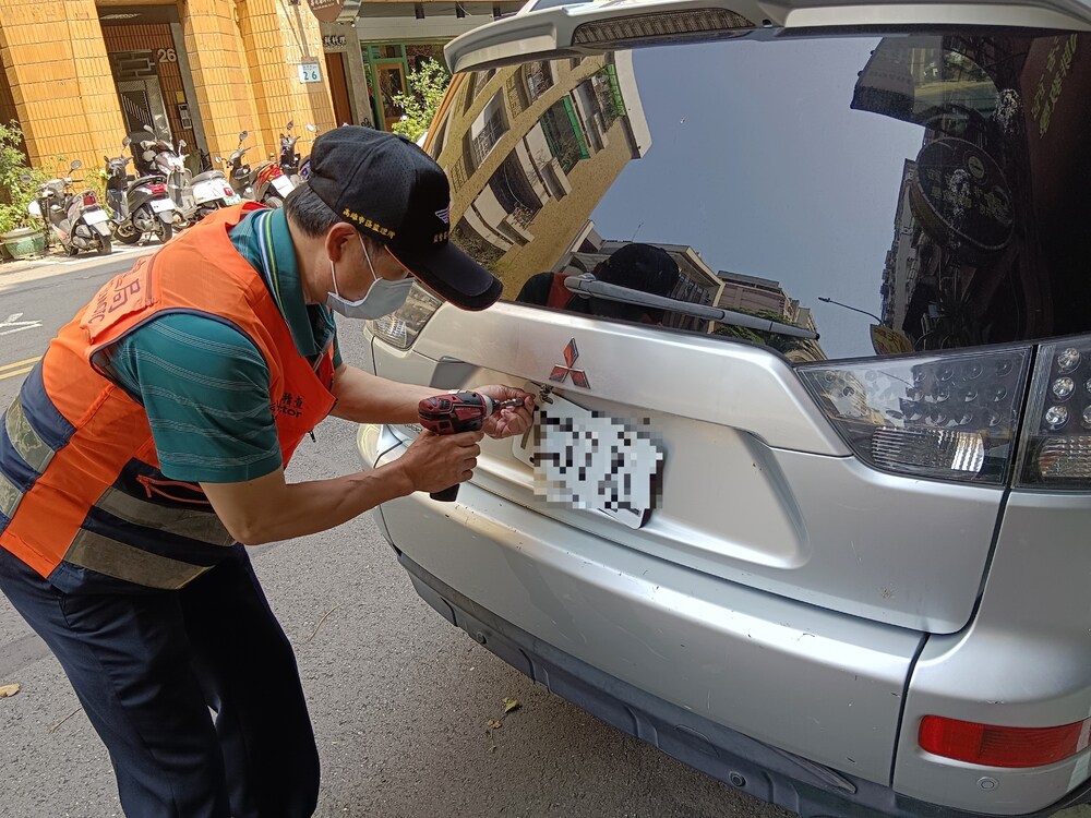 高市所再度查獲多輛欠繳高額違規的「霸王車」。圖／高雄市區監理所提供