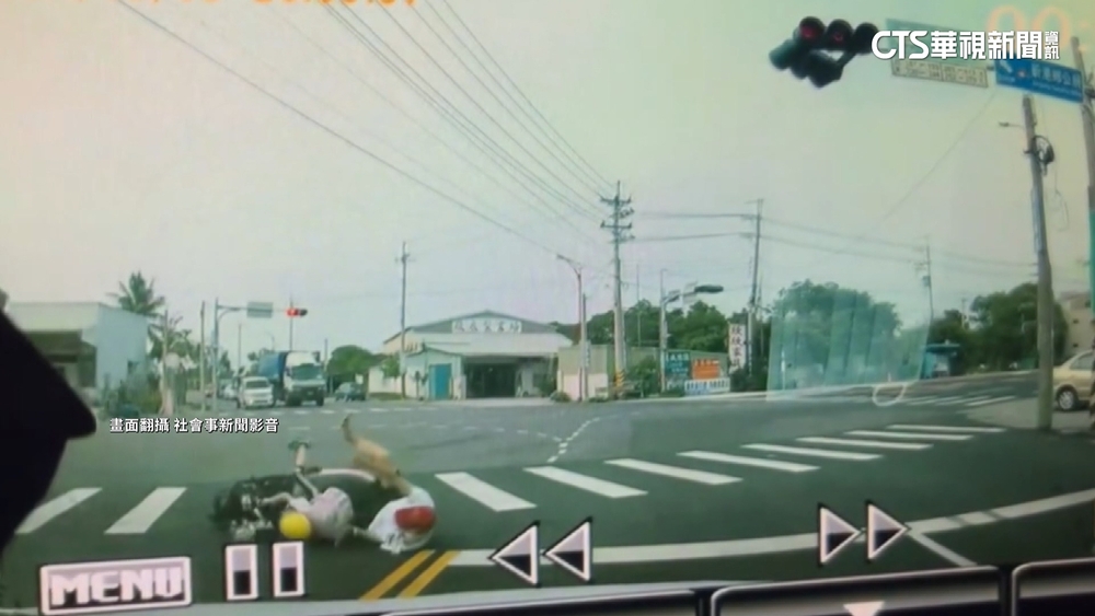 騎士載童逆向騎斑馬線　險遭水泥車撞上