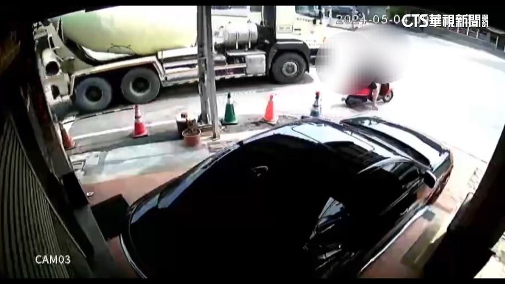 疑視線死角肇禍！水泥車右轉「吞機車」　騎士卡車底