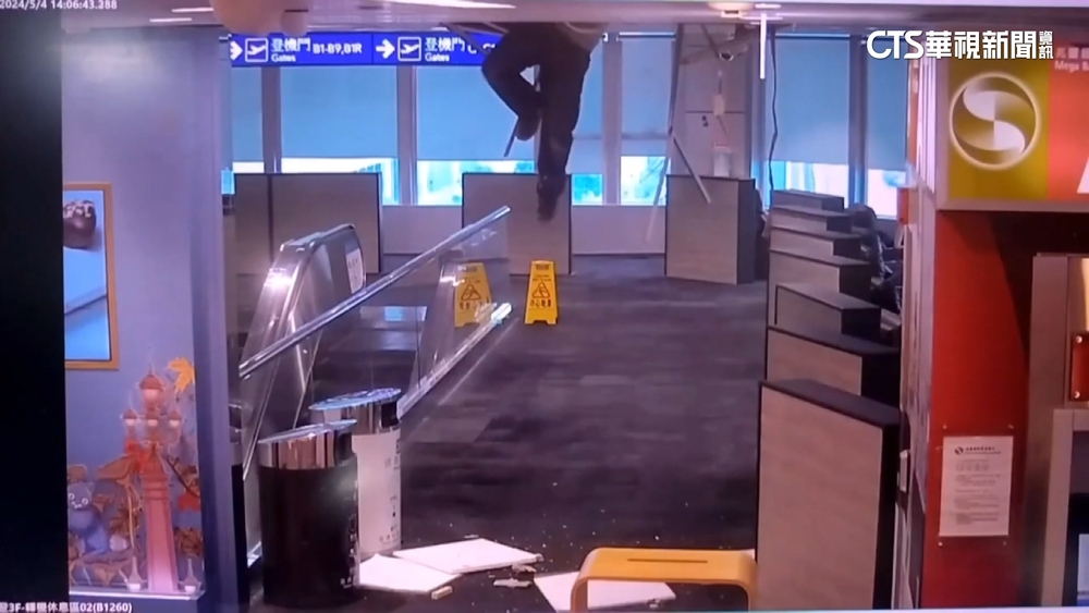 桃機休息區天花板突砸落　工人懸掛半空旅客嚇