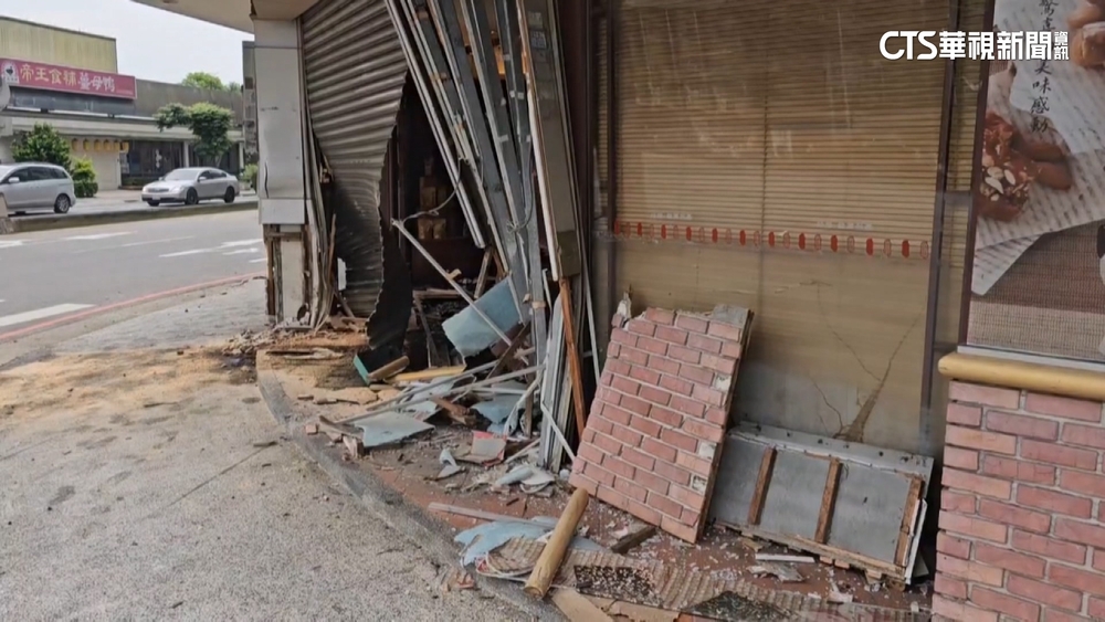 十字路口2車擦撞　直行車閃避不及撞進店面