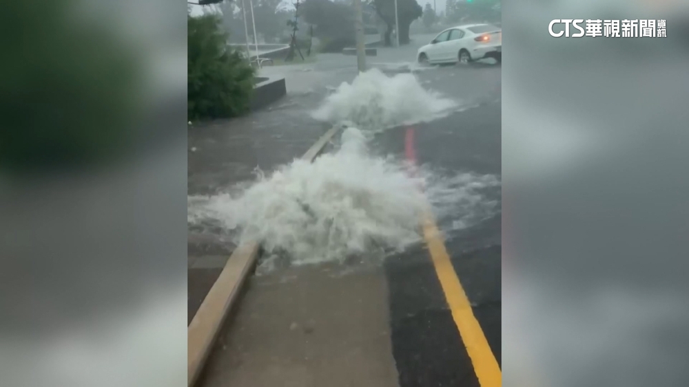 雷雨狂炸澎湖！　路現水溝噴泉　水淹半個輪胎高