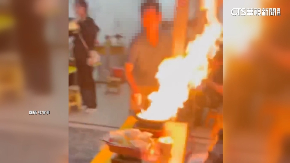 石頭火鍋爆香「竄火比人還高」！　顧客嚇逃桌邊