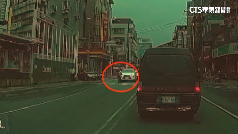 疑不滿車輛沒禮讓！　行人持傘怒砸休旅車引擎蓋