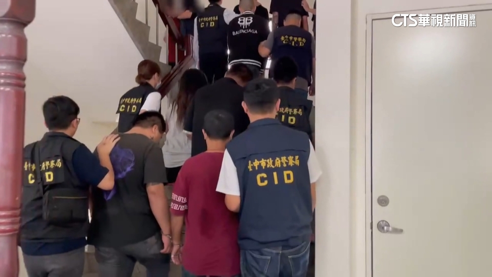 債喬不攏噴滅火器.砸車！　警壓制10人帶回偵訊