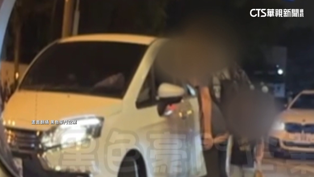 差點被撞...爸媽站路中飆罵車主　警：錯誤示範