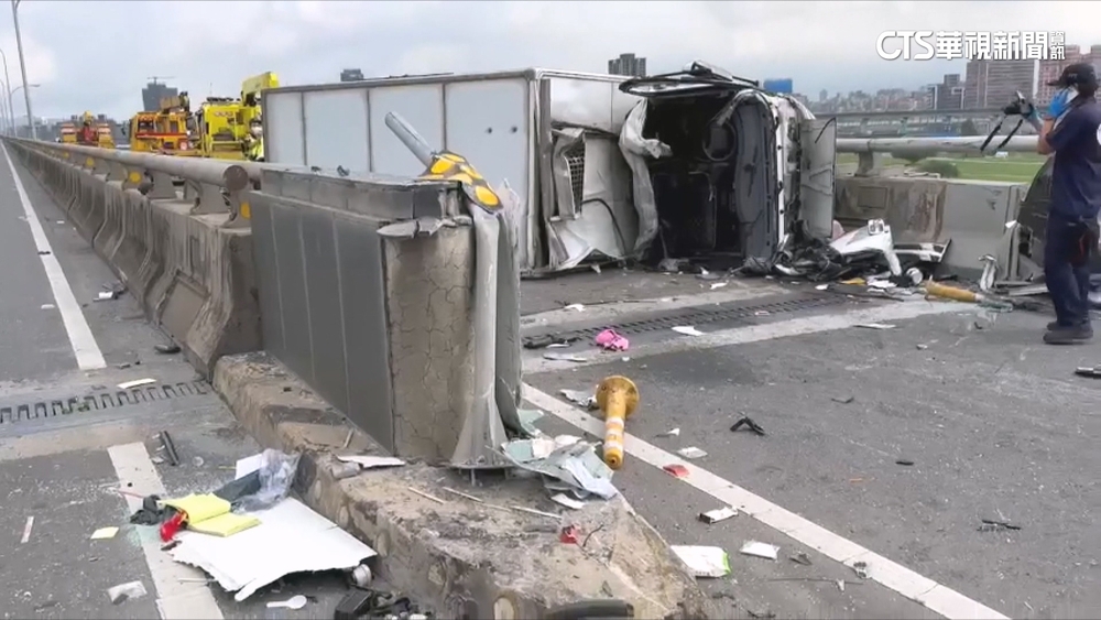 貨車閃賓士失控！　再遭BMW追撞翻覆駕駛亡