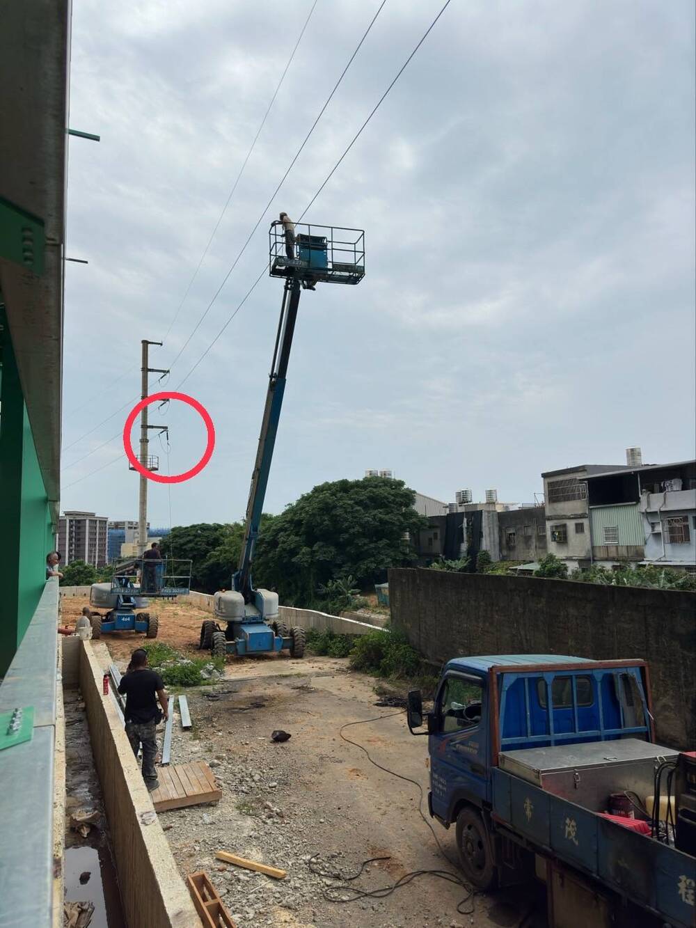 桃園蘆竹今停電影響上萬戶 台電：民間吊車勾到高壓線引跳脫