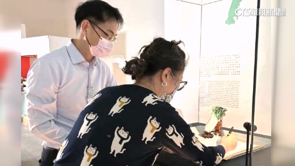 員工在「翠玉白菜」旁簽名！　故宮「坦言疏漏」已訂SOP