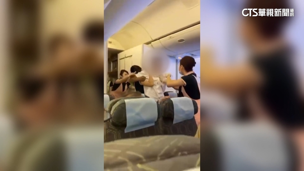 長榮機上動粗！　乘客換位互毆　空服員忙制止
