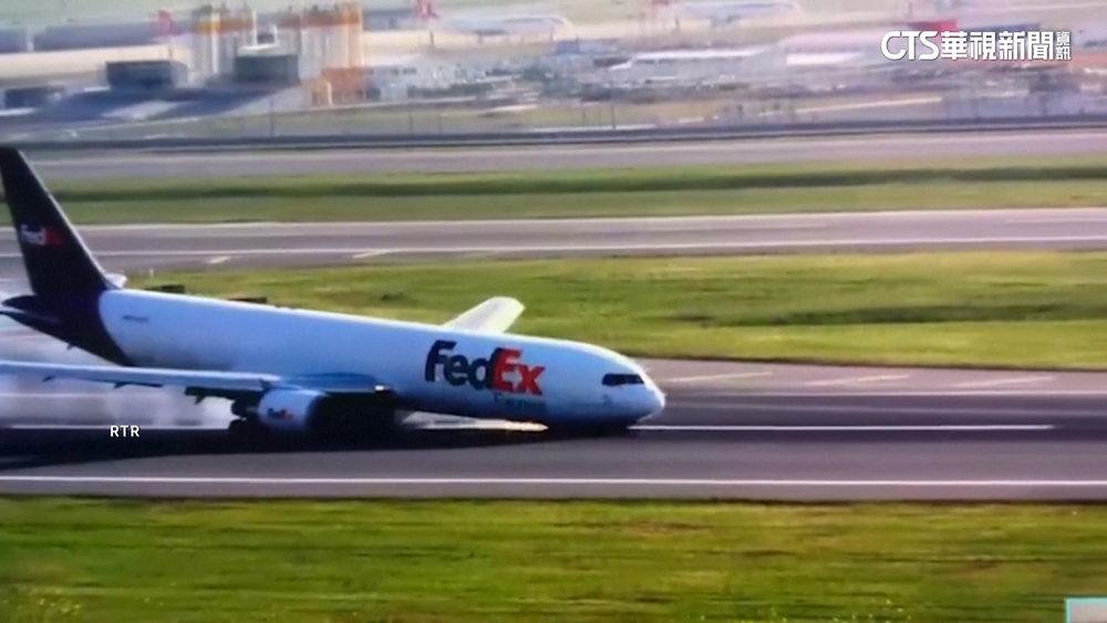 起落架故障！　波音767貨機迫降　機頭觸地蹦火花