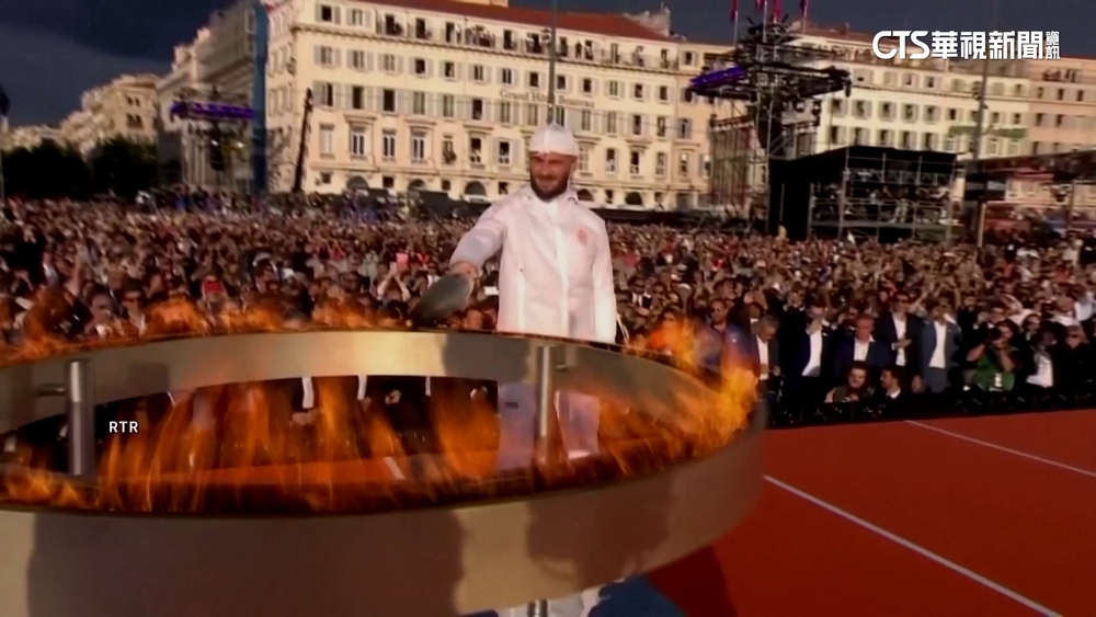 奧運聖火抵法國！　馬賽港口15萬人熱鬧迎接