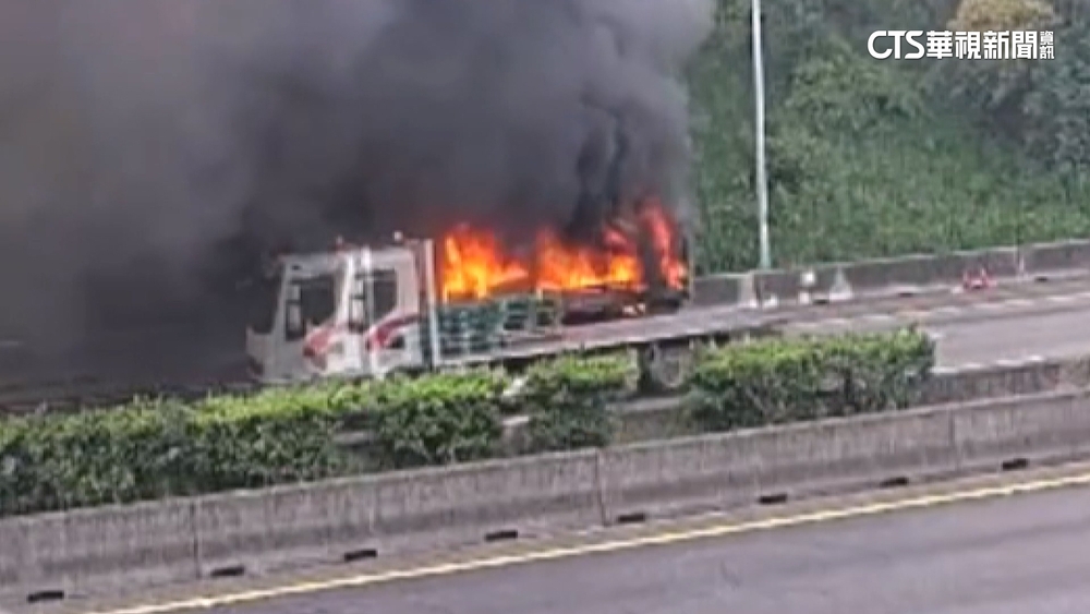 行駛國道疑突自燃　貨車陷火海用路人急閃避