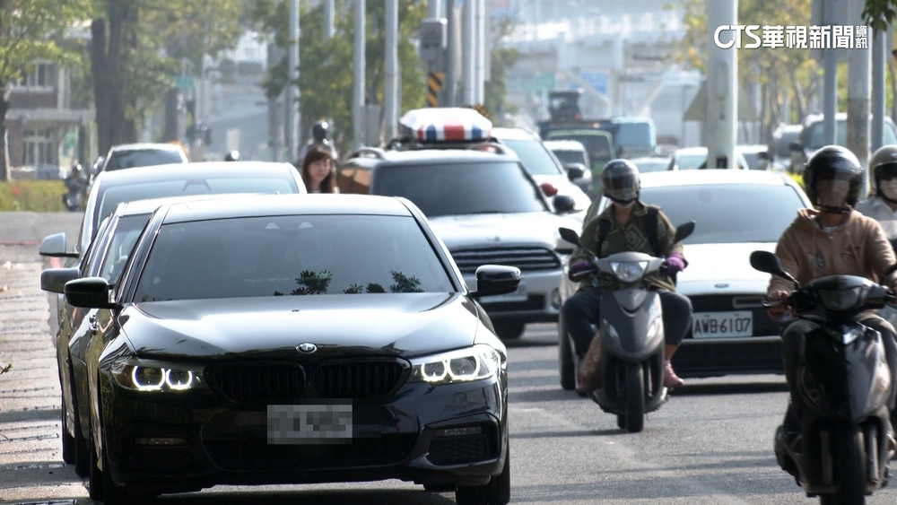 名車跑車狂違停！　接送孩亂象惹怨　機車驚險爭道
