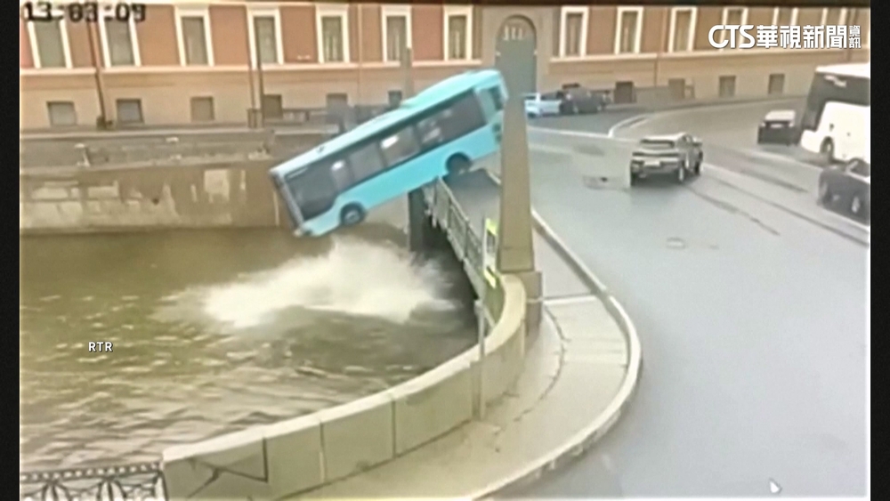 詭！俄羅斯巴士突大迴轉　衝破圍欄墜河7死