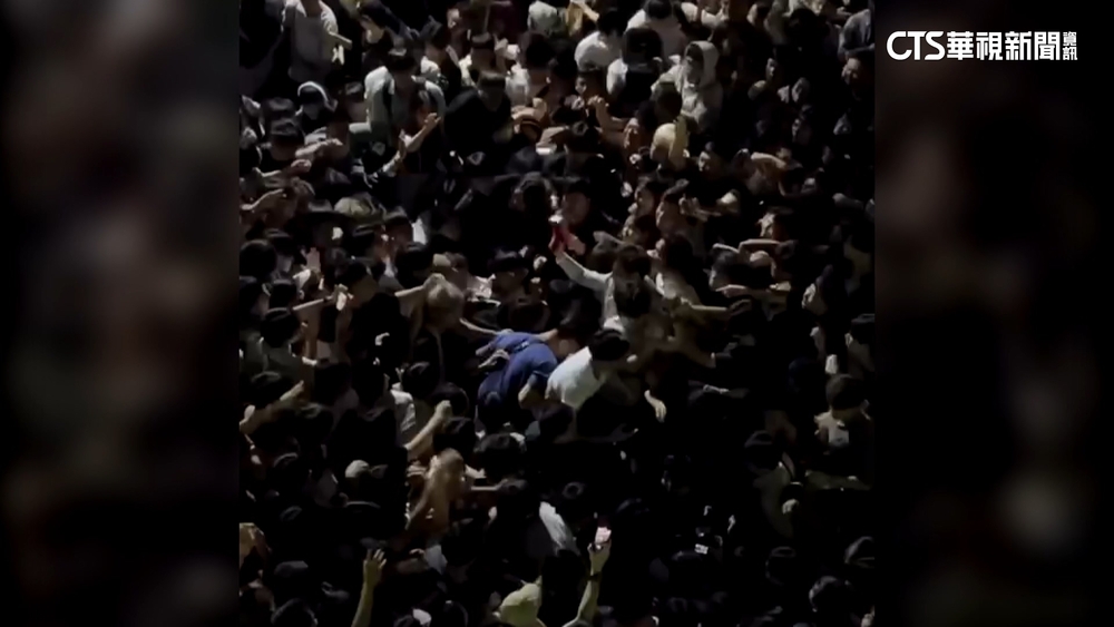 網紅信義區撒10萬鈔！近千人瘋搶　警函送法辦