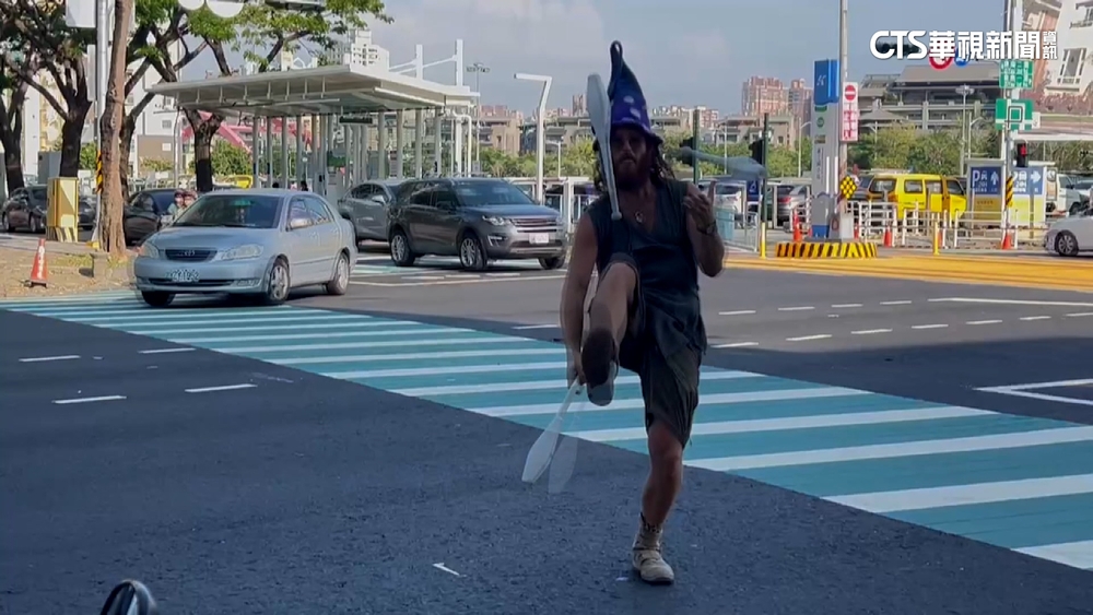 馬路當舞台！　外國人路口表演雜技　影響交通恐開罰