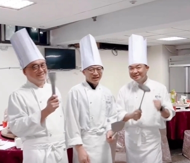 淡水警化身型男主廚 洗菜切菜樣樣來 創造難忘暖心母親節