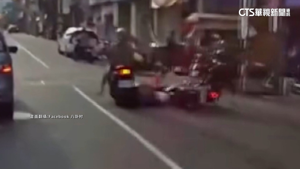 夜市清潔員路口堆垃圾　騎士閃避不及輾摔