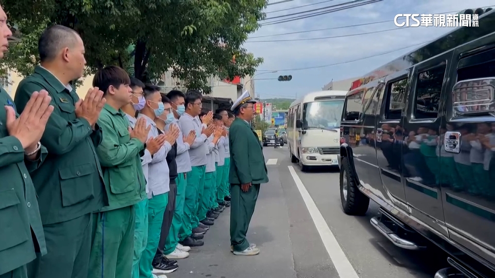 郵差送信途中遭路樹壓死　同事不捨列隊送行